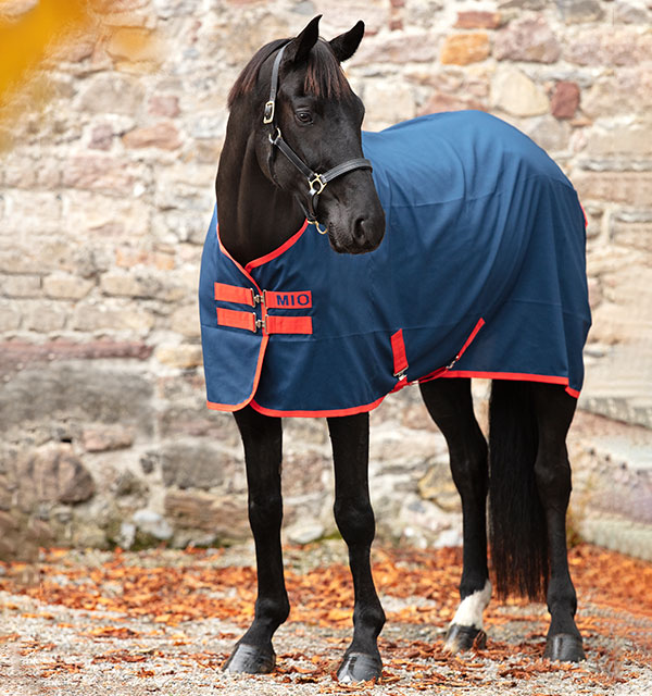 Stalldecke Mio Stable Sheet in Navy/Red