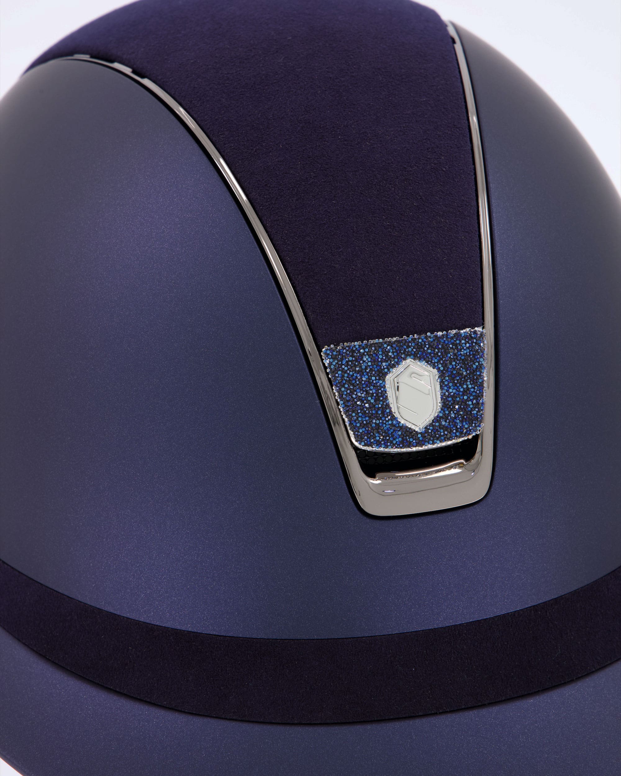 Reithelm Miss Shield Shadowmatt, Top u. Frontalband Alcantara, Trim Black Chrome, Blason Crystal Fabric Blue in blau