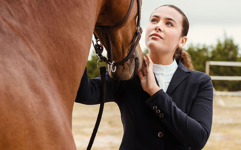 Reiterin mit Samshield Turnierjacket und Pferd