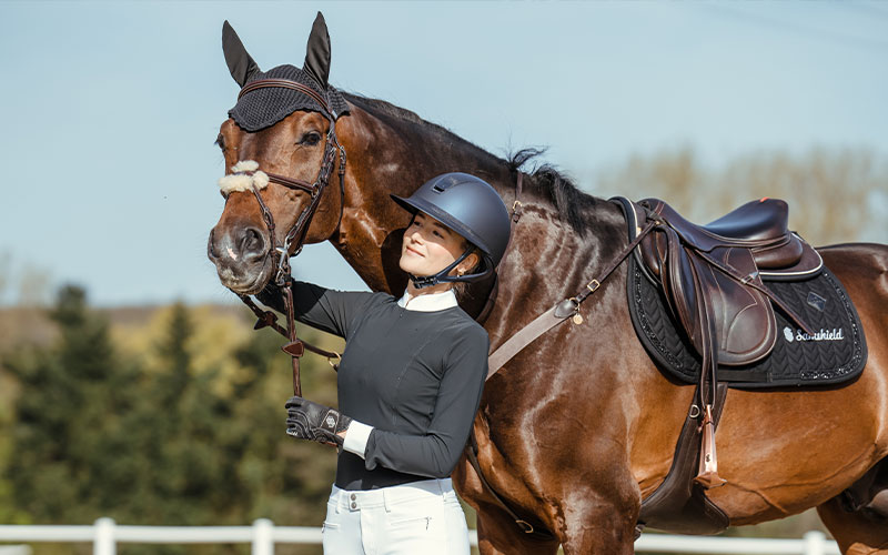 Frau mit Pferd und Samshield Bekleidung